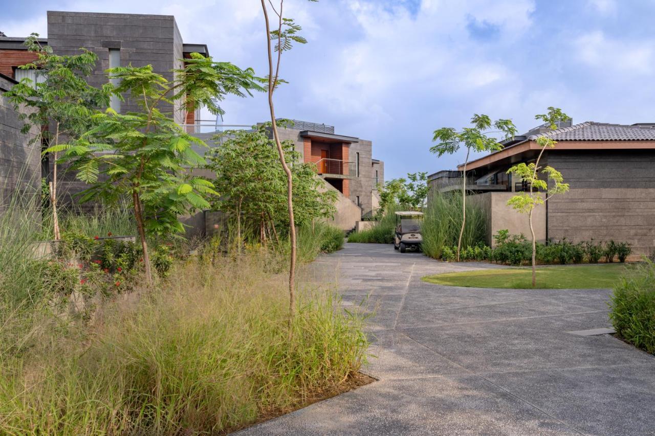 Mysa Zinc Journey By The Fern, Nani Devati Hotel Sānand Exterior foto