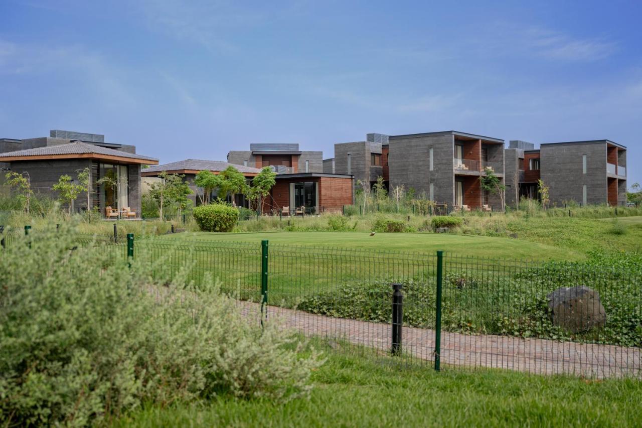 Mysa Zinc Journey By The Fern, Nani Devati Hotel Sānand Exterior foto