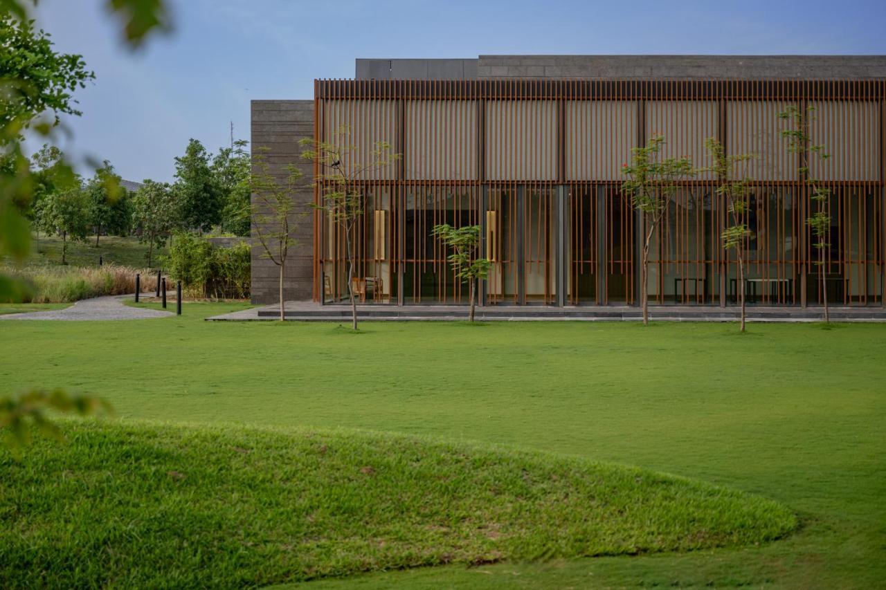 Mysa Zinc Journey By The Fern, Nani Devati Hotel Sānand Exterior foto