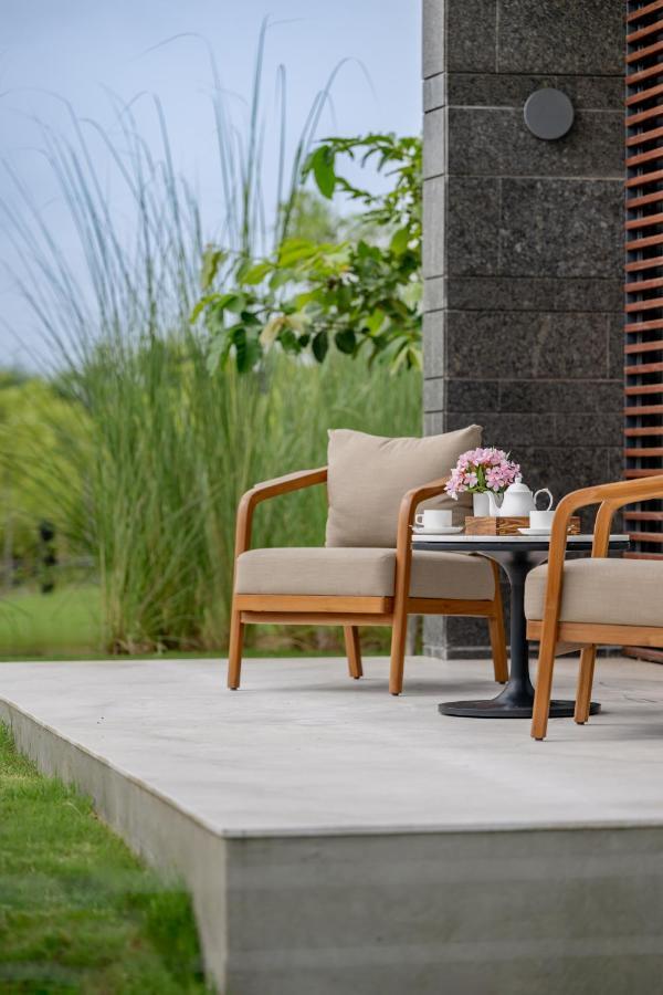 Mysa Zinc Journey By The Fern, Nani Devati Hotel Sānand Exterior foto