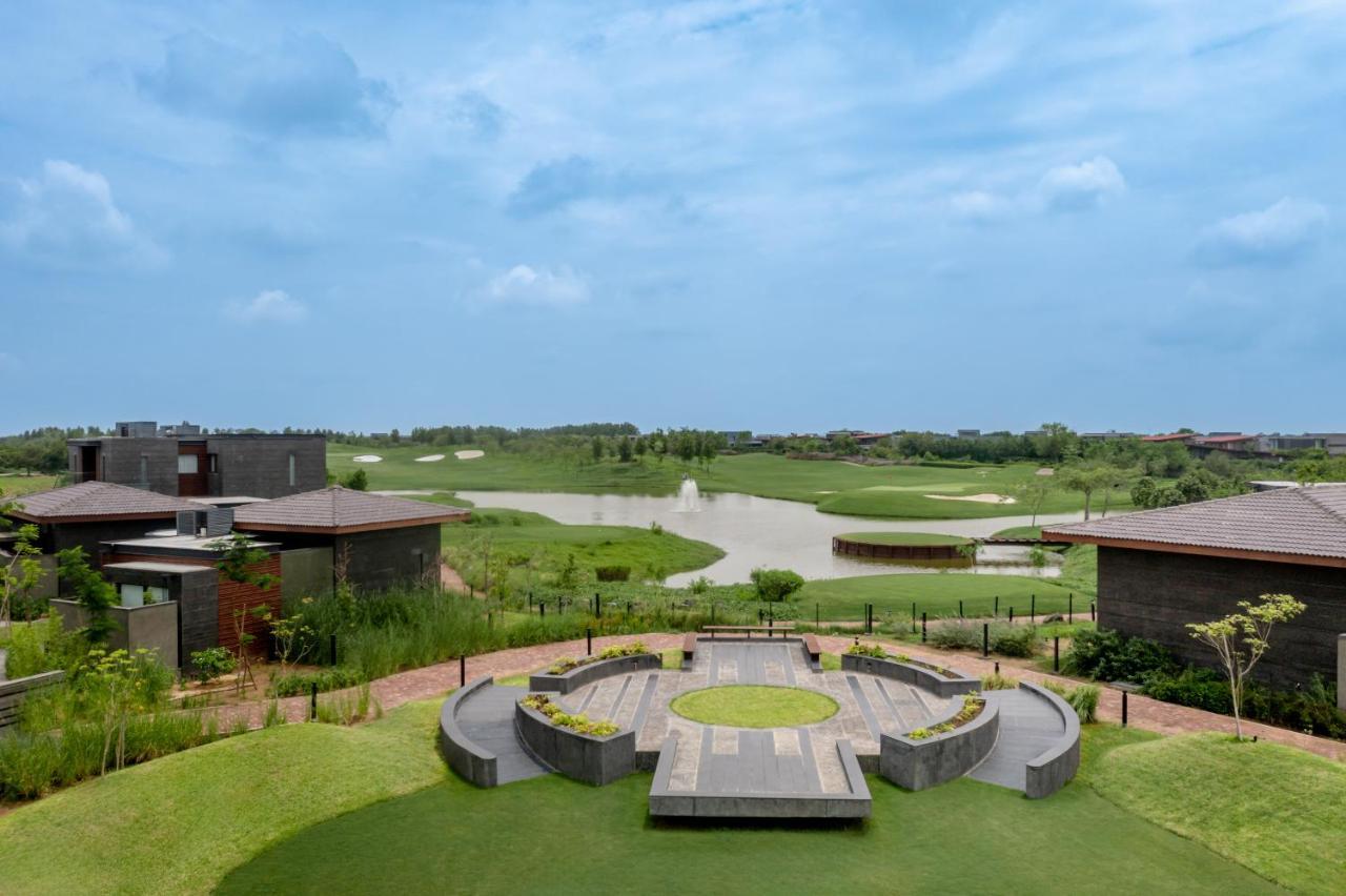 Mysa Zinc Journey By The Fern, Nani Devati Hotel Sānand Exterior foto